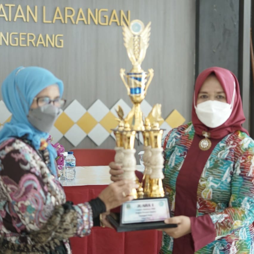 Penyerahan Piala Aku Hatinya PKK Oleh TP PKK Kec. Larangan