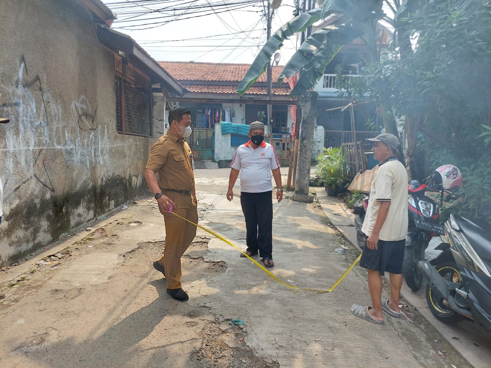 Verifikasi dan cek lokasi usulan jalan Bidang Drainase dan Paving Blok RT03/07