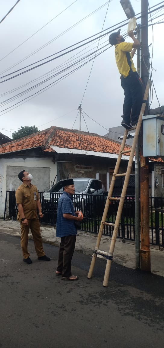 Monitoring perbaikan Penerangan Jalan Umum di wilayah RT03/02 oleh Kasi Ekbang Kelurahan Kreo Selatan