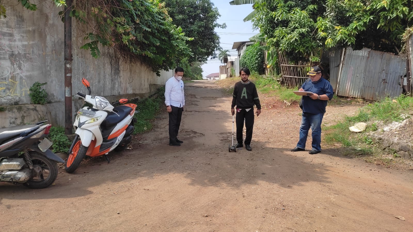 Cek lokasi rencana pengerjaan jalan lestari prum Deplu bersama dinas PUPR Kota Tangerang