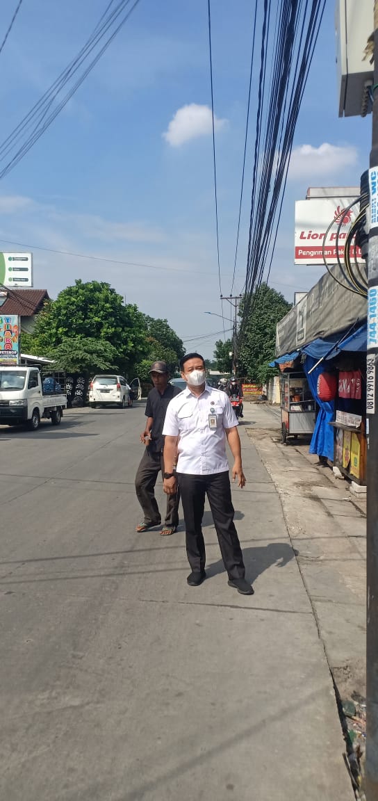Monitoring lampu PJU Jl. Adam Malik prum Deplu oleh Kasi Ekbang Kelurahan Kreo Selatan
