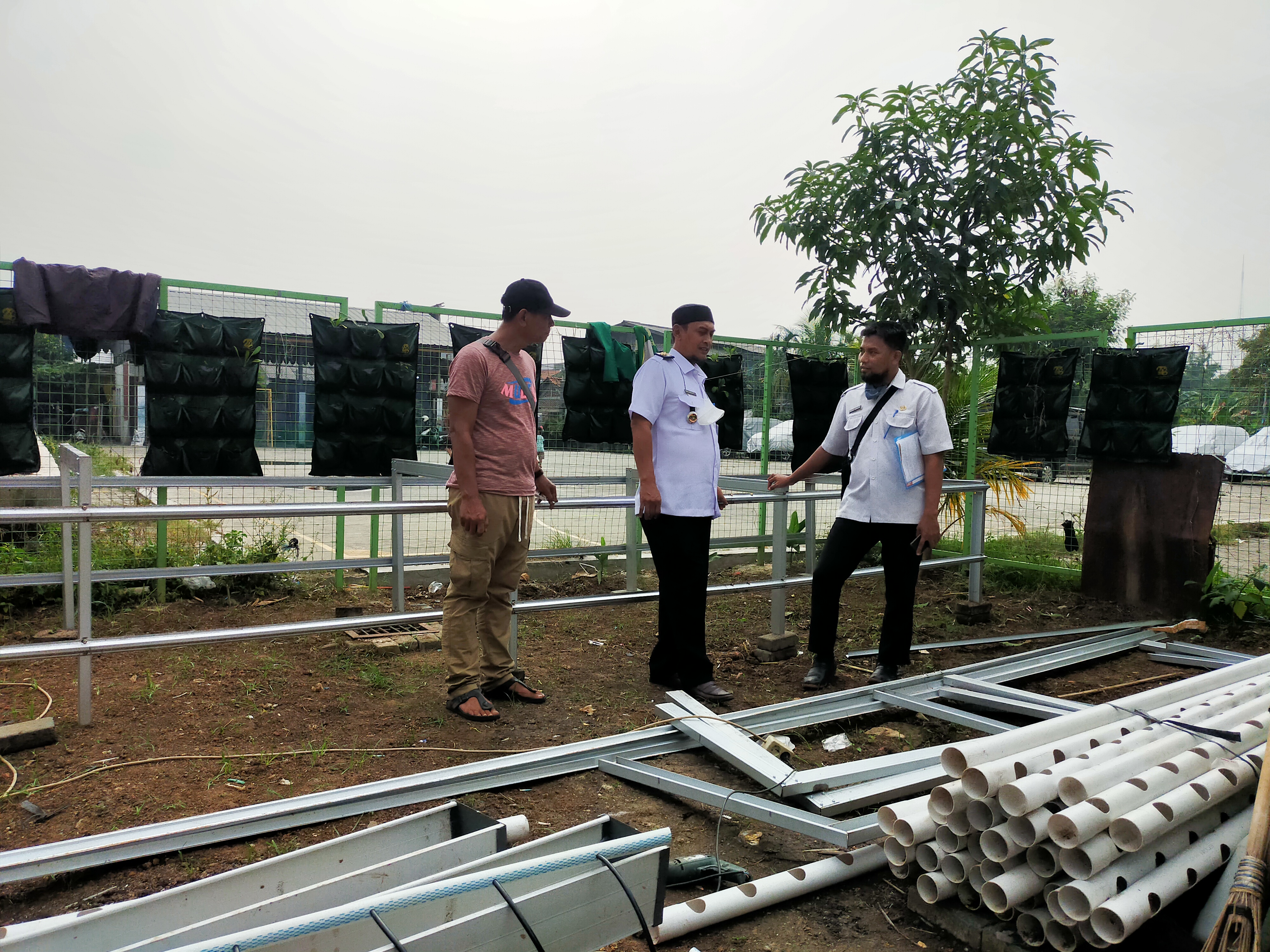 Monitoring pembuatan rak tanaman sistem bioflok 