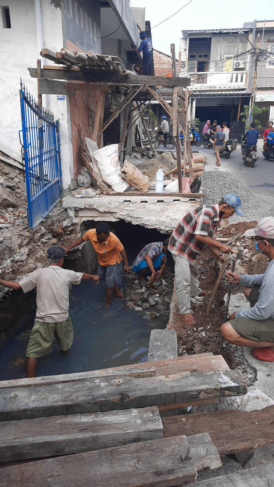 KERJA BAKTI MEMBERSIHKAN SALURAN AIR