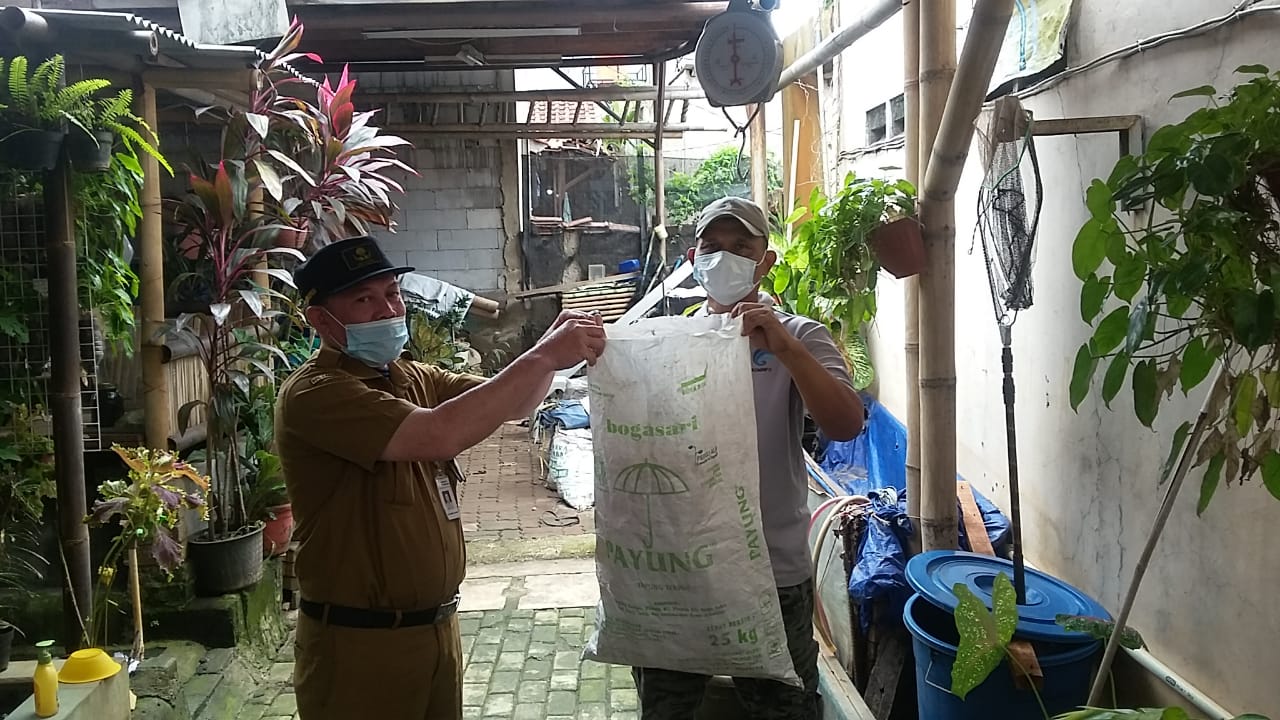 Penyerahan Sampah Non Organik kepada Bank Sampah