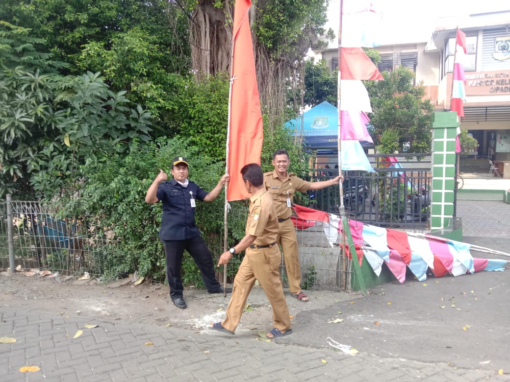Pasang Bendera Merah Putih Dalam Rangka Hari Kemerdekaan Republik Indonesia