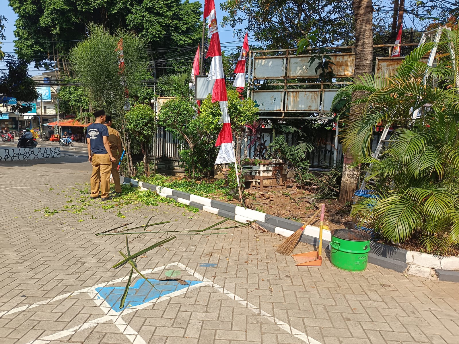 Kerja bakti dalam rangka verifikasi penilaian FKTS dan HUT RI ke 77