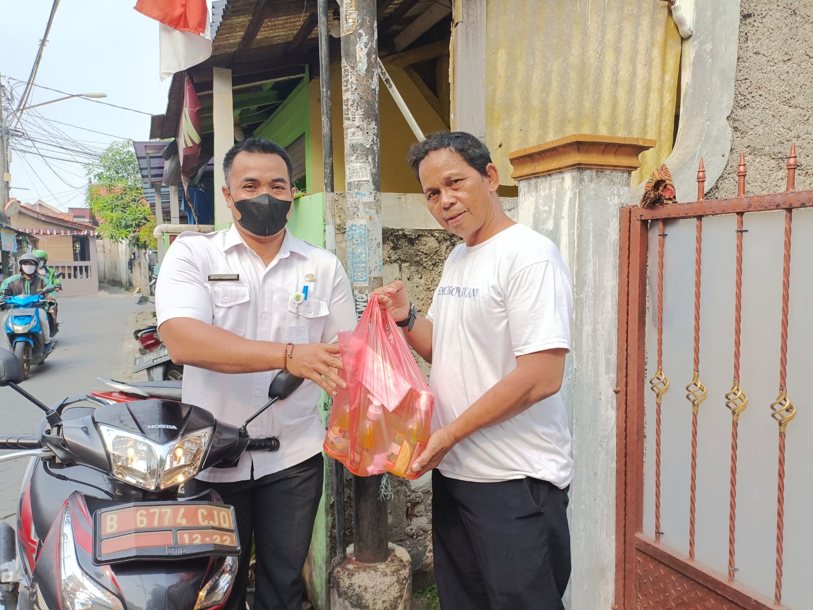 PENDISTRIBUSIANHAND SANITIZER DAN MASKER 