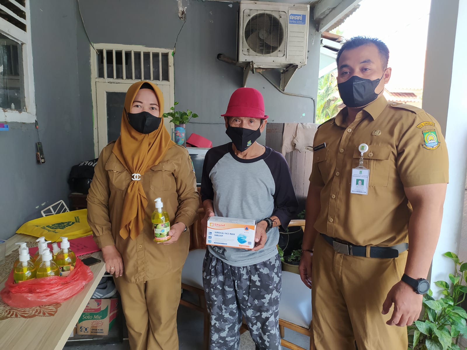 PENDISTIBUSIAN HAND SANITIZER DAN MASKER