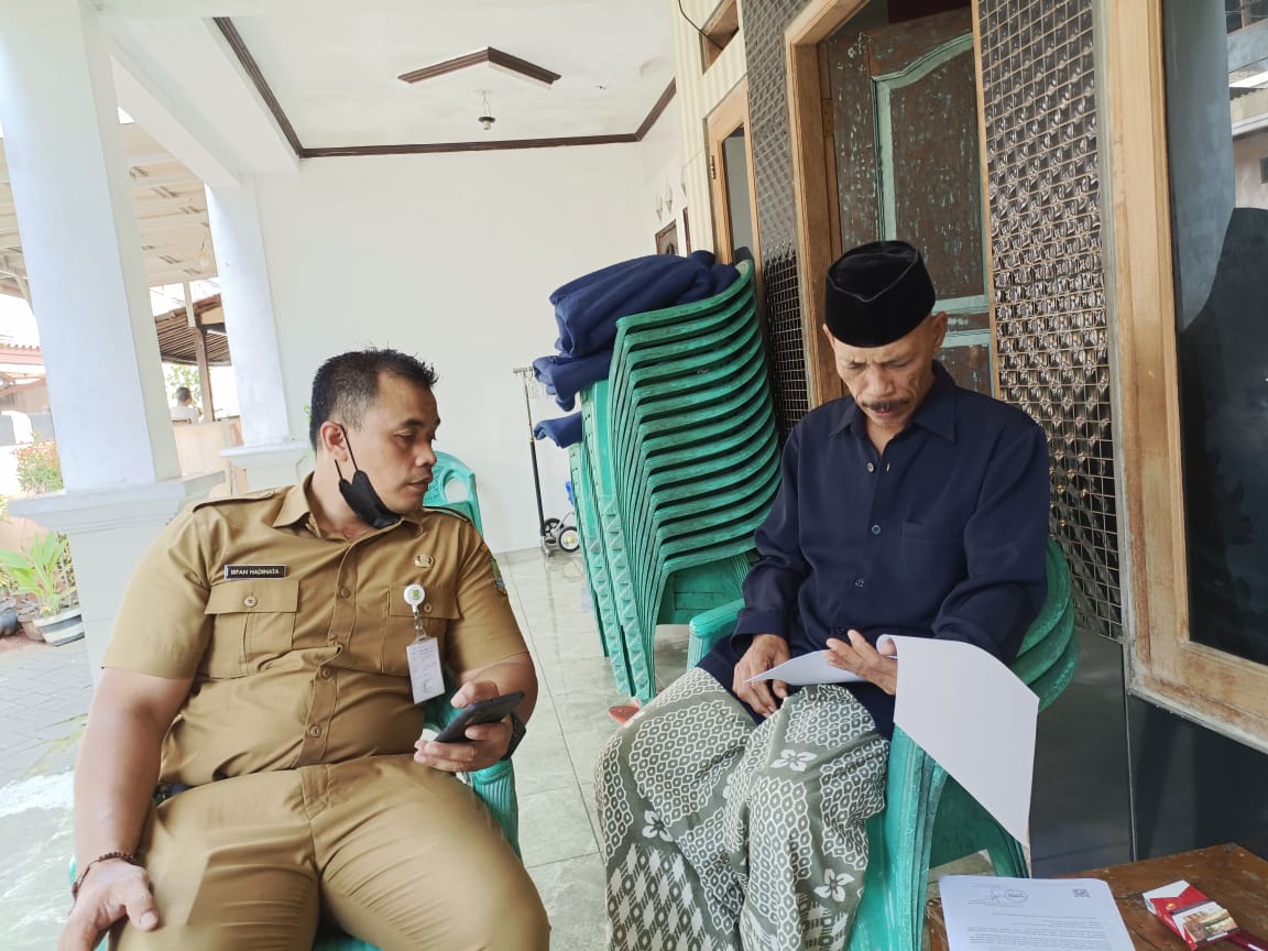 PENDISTRIBUSIAN UNDANGAN WARGA YANG BELUM MEMILIKI AKTE KELAHIRAN DAN BELUM MELAKUKAN PEREKAMAN E - KTP