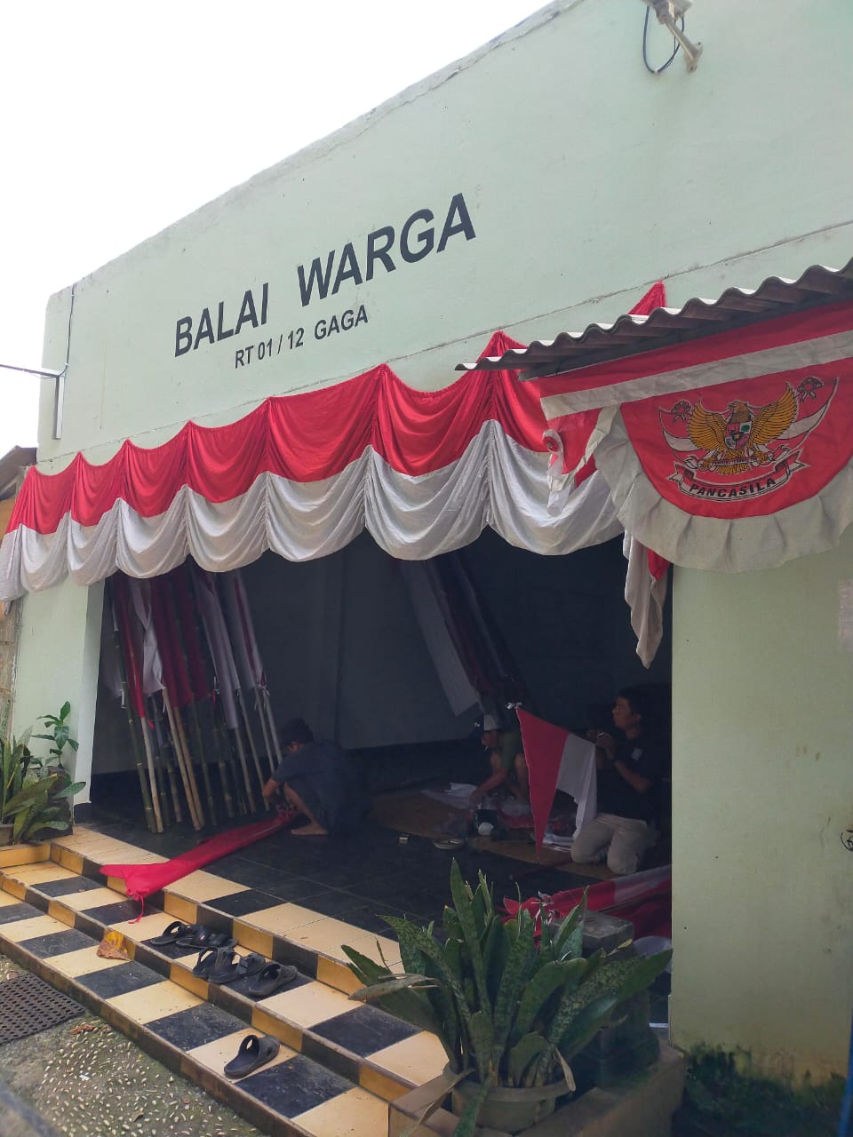 MENGHIAS KANTOR SEKRETARIAT RT