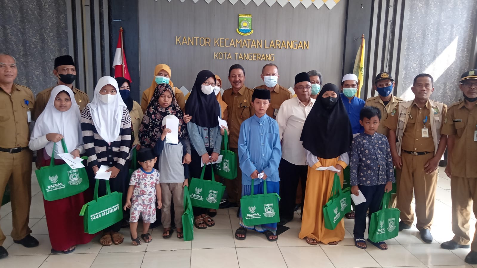 Santunan Yatim Piatu dari BAZNAS Kecamatan Larangan