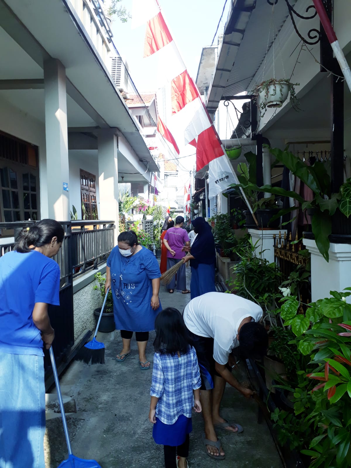 Kerja Bakti membersihkan Lingkungan menyambut HUT RI ke-77