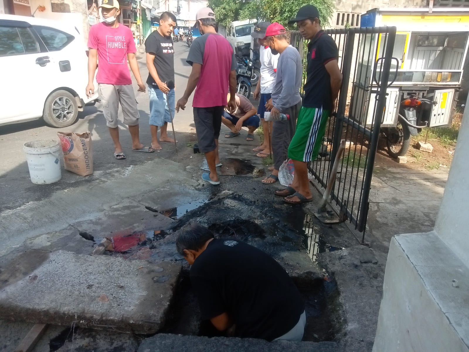 Kerja Bakti Membersihkan Lingkungan 