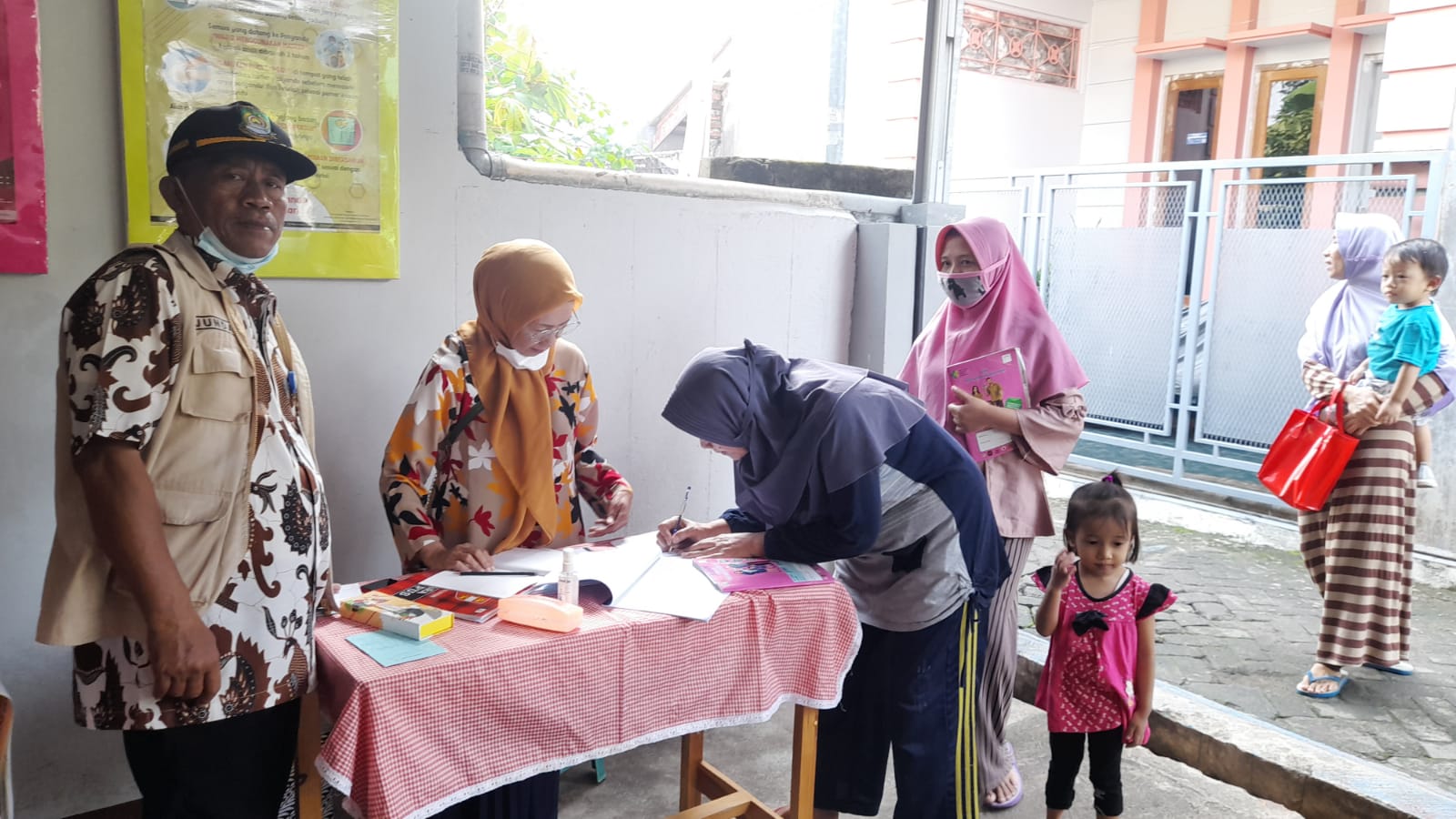 Penimbangan Bayi dan Balita Posyandu Mawar