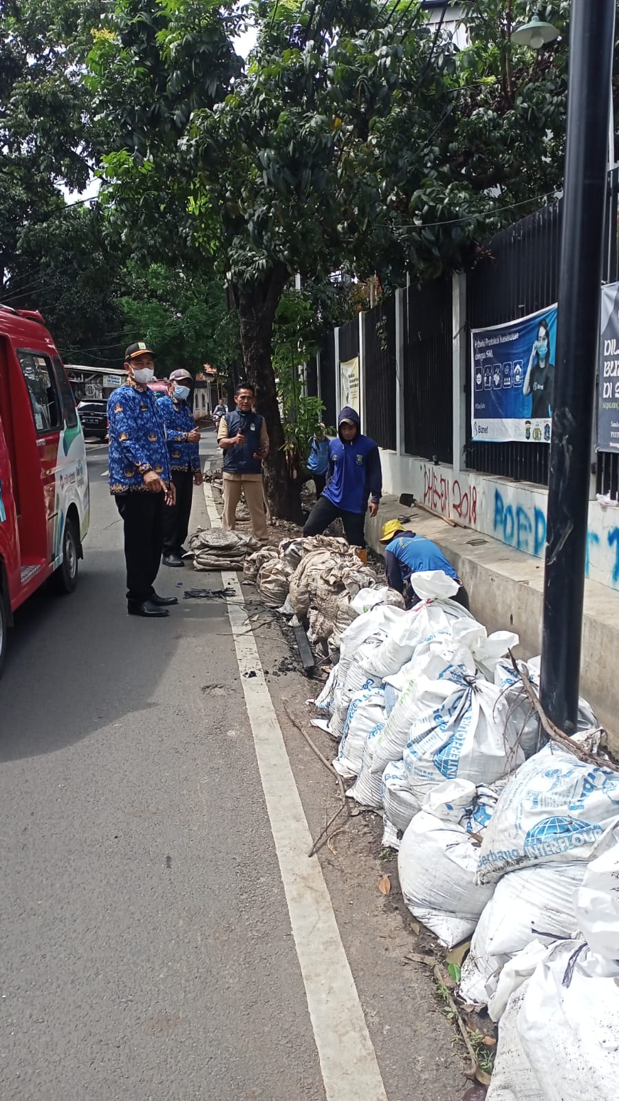 Giat pengerjaan pengerukan Drainase diwilayah RW. 012