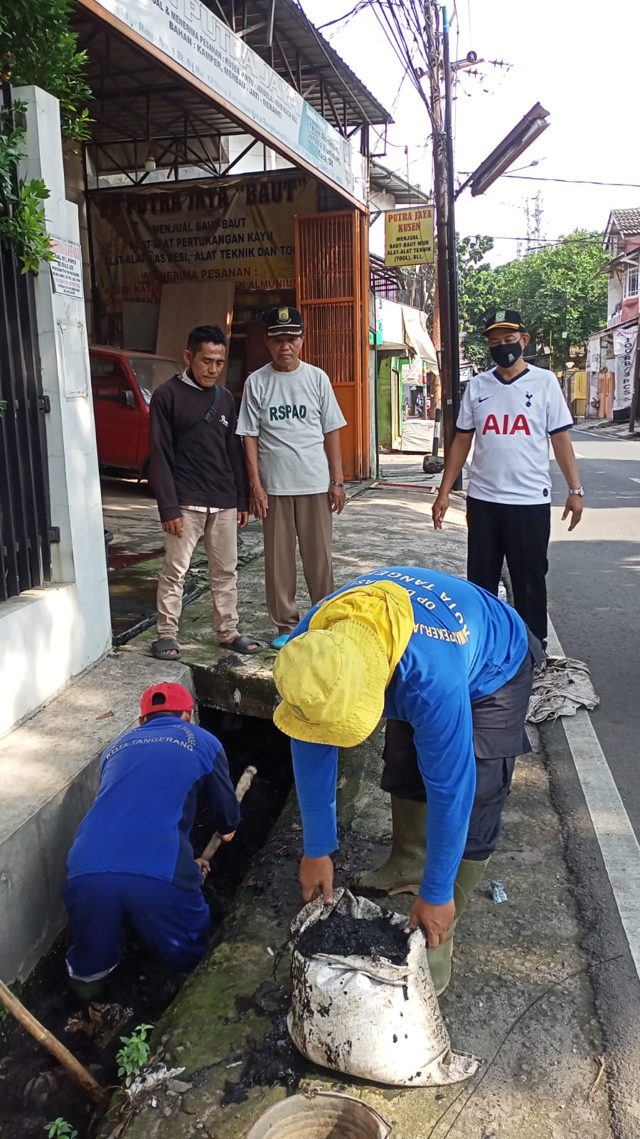 Giat pengerjaan pengerukan Drainase diwilayah RW. 012