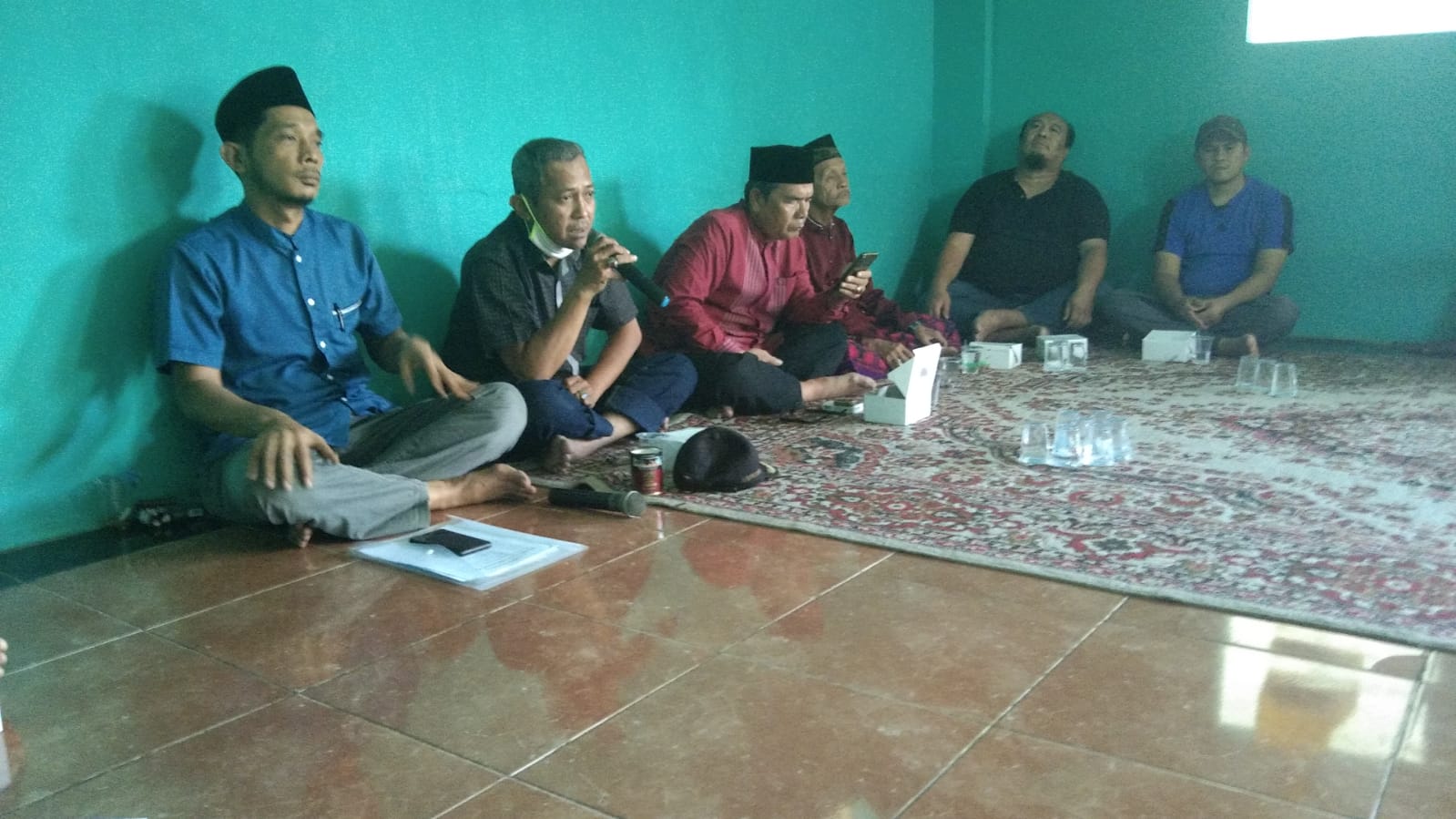 MENGHADIRI MUSYAWARAH MAKAM DI RW. 001