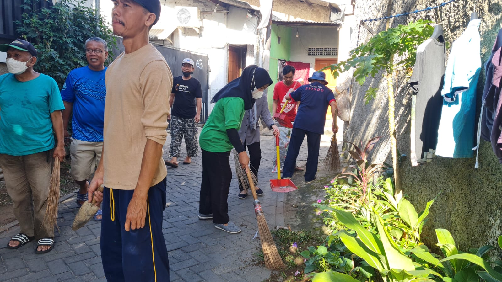 MELAKSANAKAN JUM'AT BERSIH ( JUMSIH )