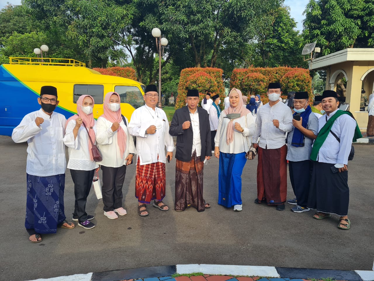 MENGHADIRI KIRAB SANTRI JALAN SANTAY SARUNGAN