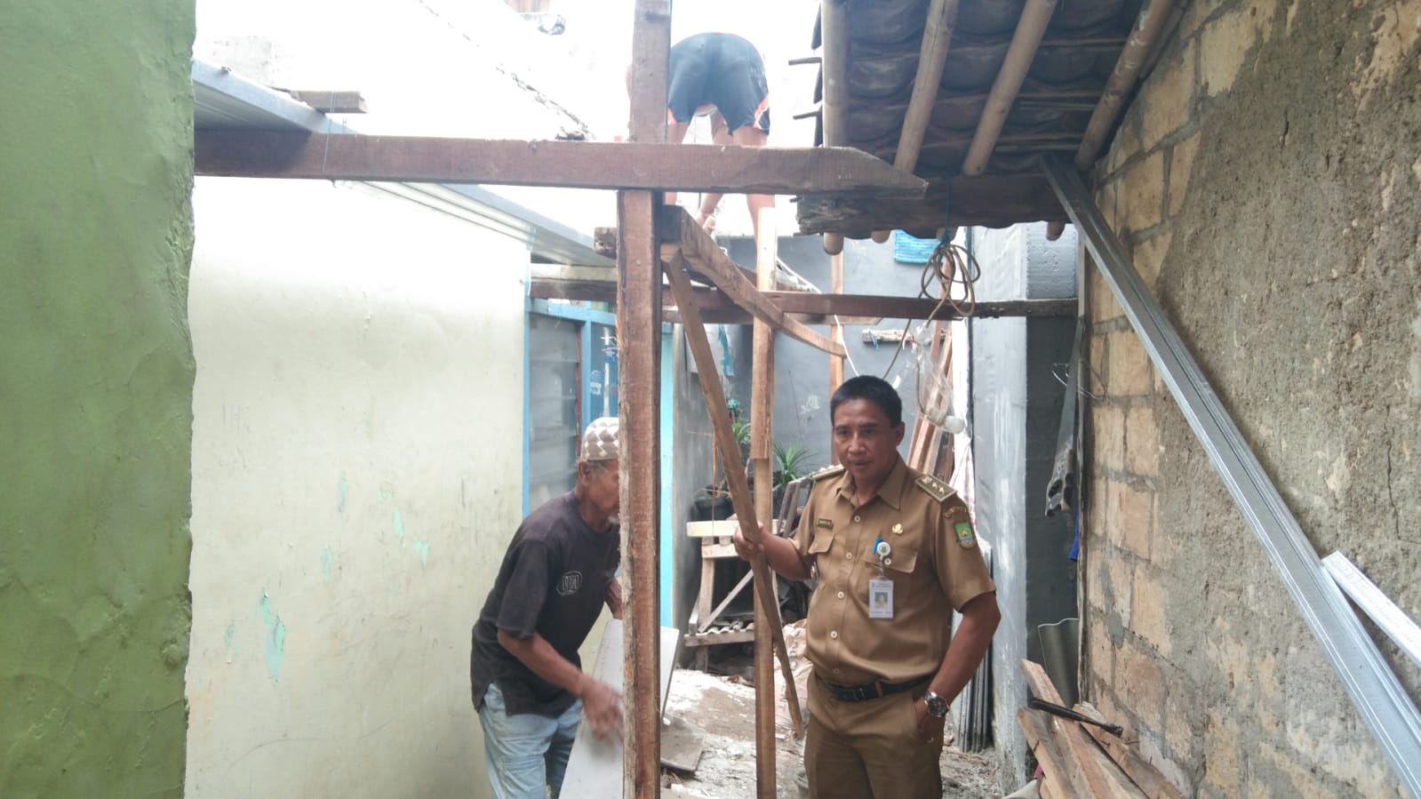 MONITORING PEKERJAAN BEDAH RUMAH DI WILAYAH RT. 001 RW. 004