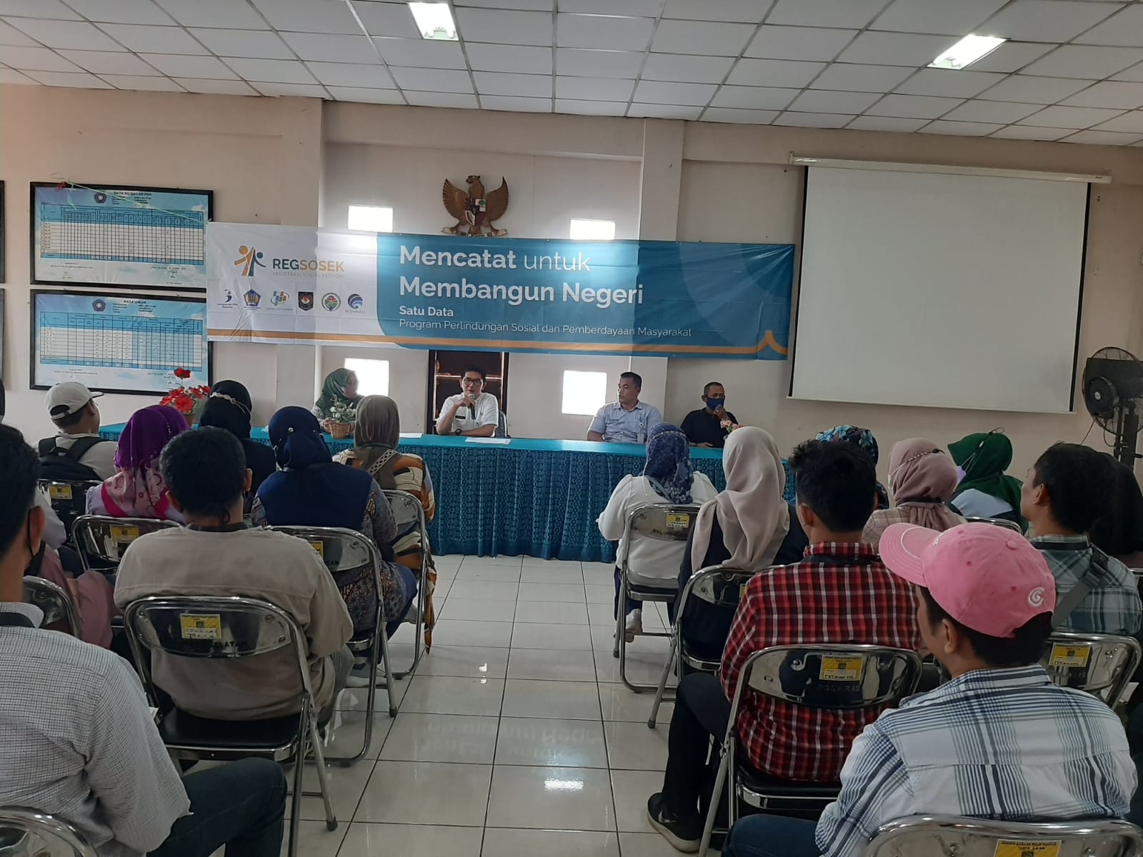 MENGHADIRI ACARA PEMBUKAAN SENSUS REGSOSEK