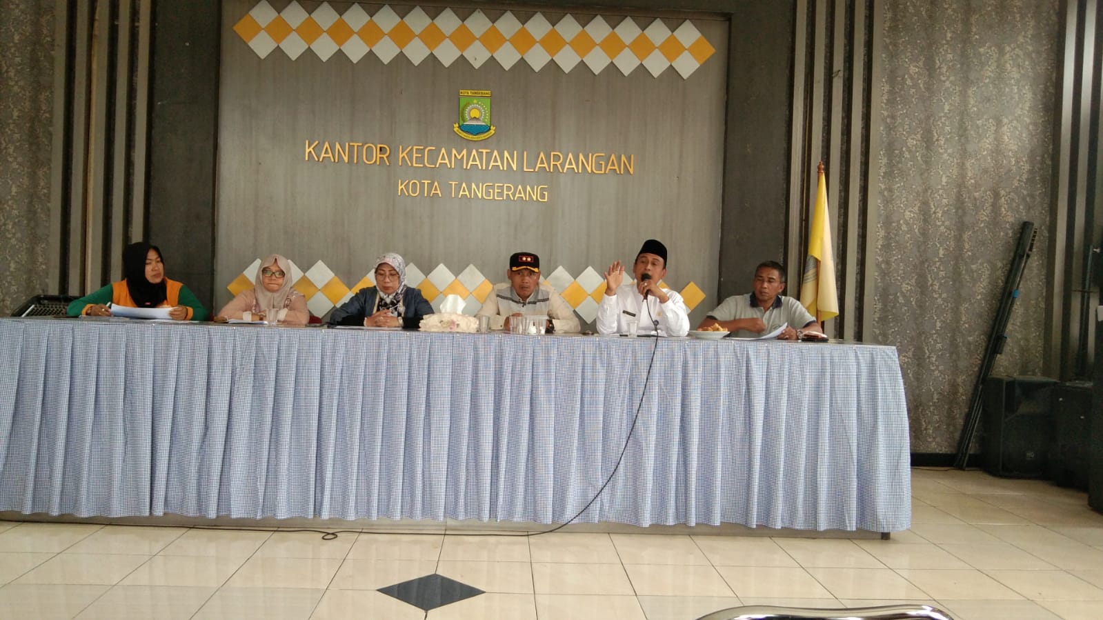 MENGHADIRI ACARA RAPAT KOPERASI