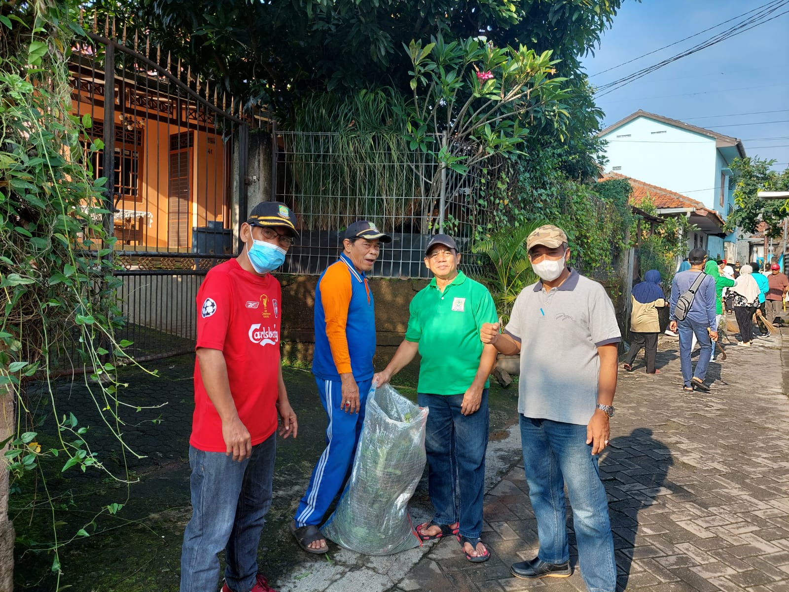 MELAKSANAKAN KEGIATAN JUM'AT BERSIH ( JUMSIH )