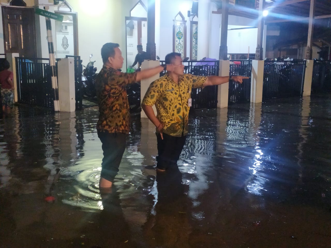 MONITORING BANJIR DI WILAYAH RW. 004 JL. H. DAIMAN