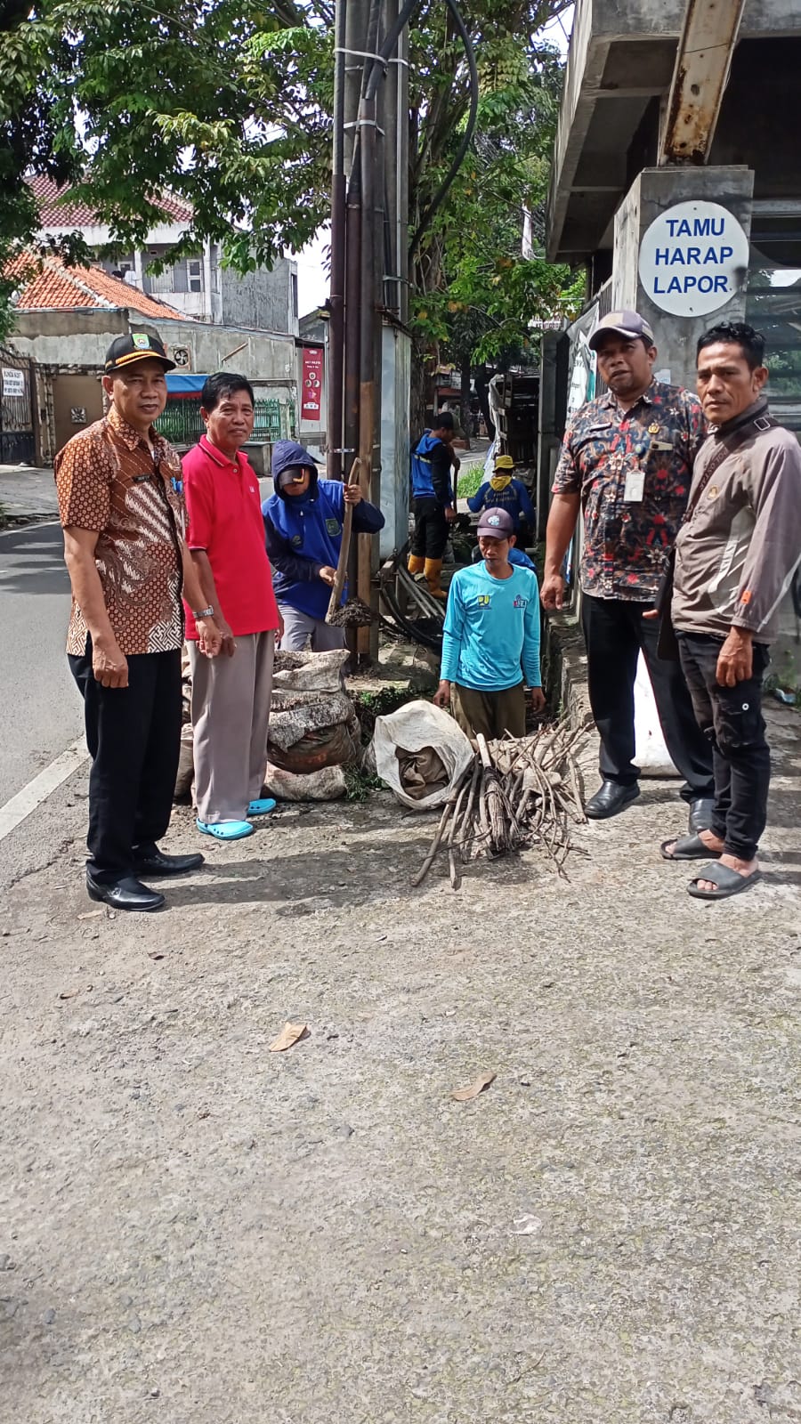 Giat monitoring pengerukan Drainase yang berada diwilayah RW. 012