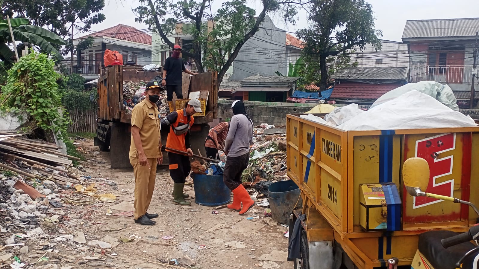 Giat pengangkatan sampah diwilayah RW. 009