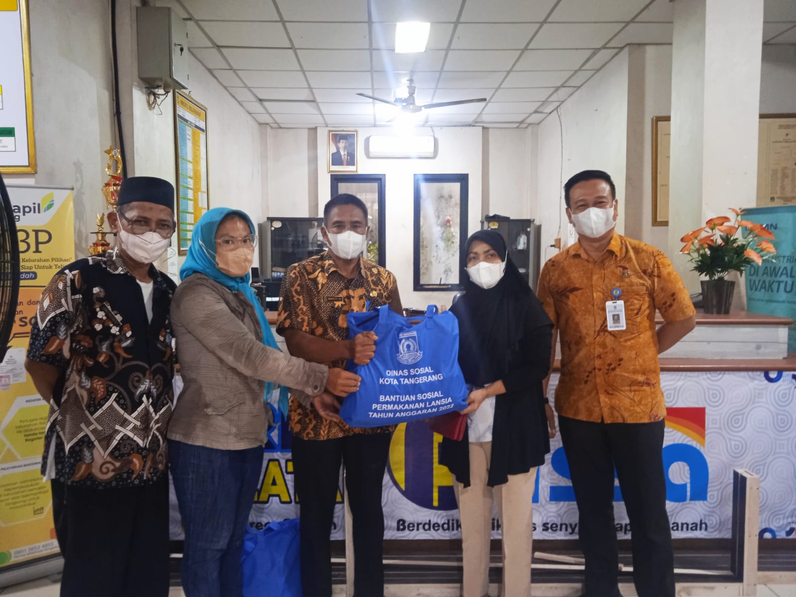 PENDISTRIBUSIAN BANTUAN SOSIAL PERMAKANAN LANSIA TAHUN ANGGARA 2022
