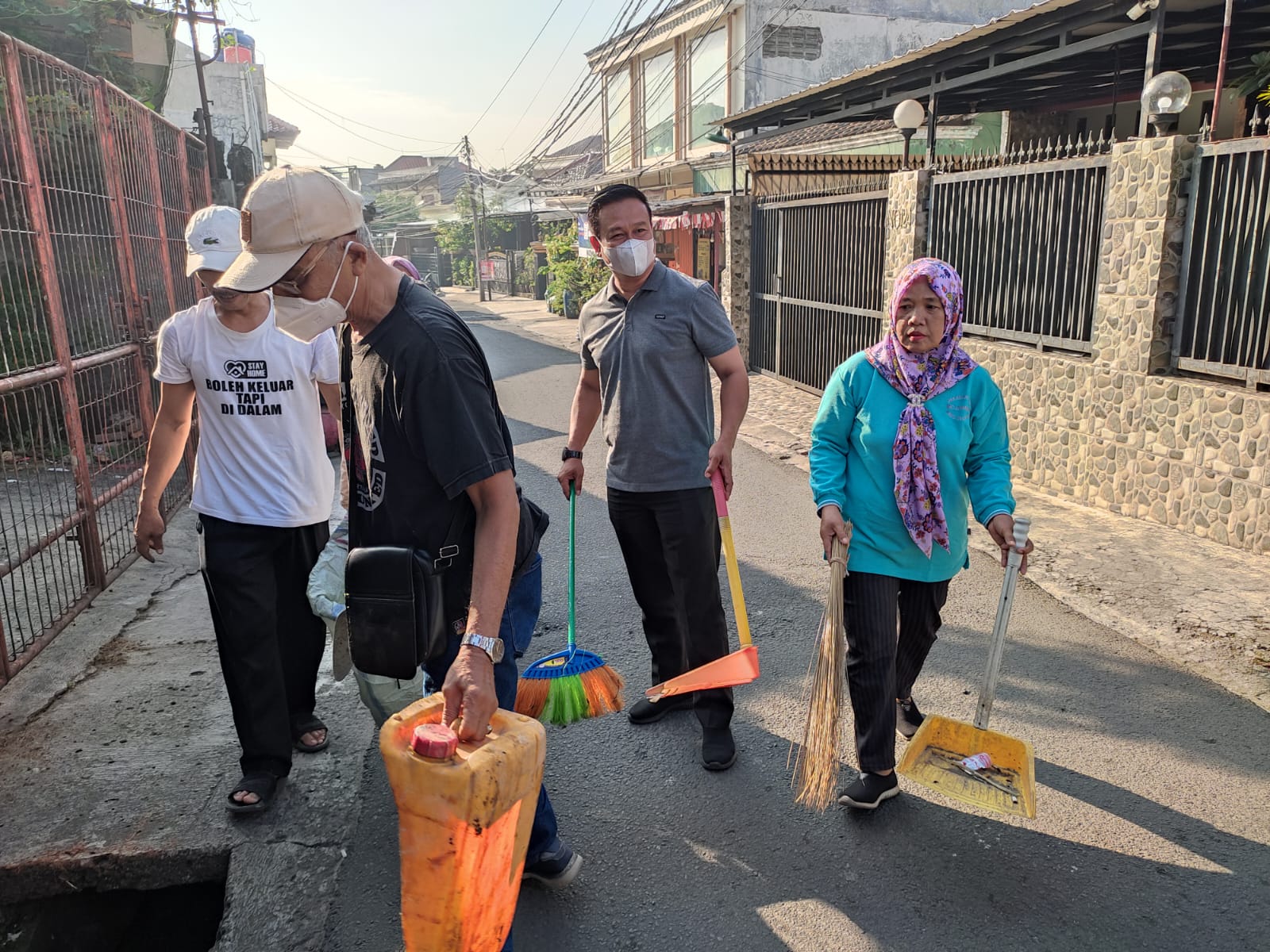 MELAKSANAKAN KEGIATAN JUM'AT BERSIH ( JUMSIH )