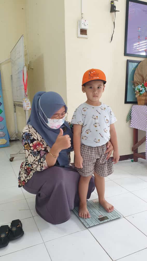 Monitoring kegiatan penimbangan posyandu Blimbing RW. 008