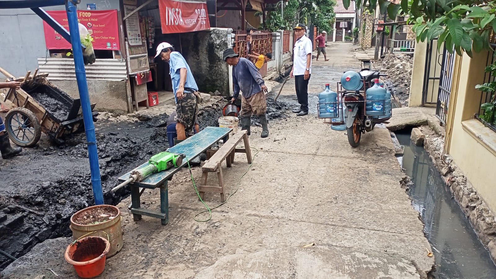 Giat pengerjaan pengerukan lumpur Drainase diwilayah RW. 010 