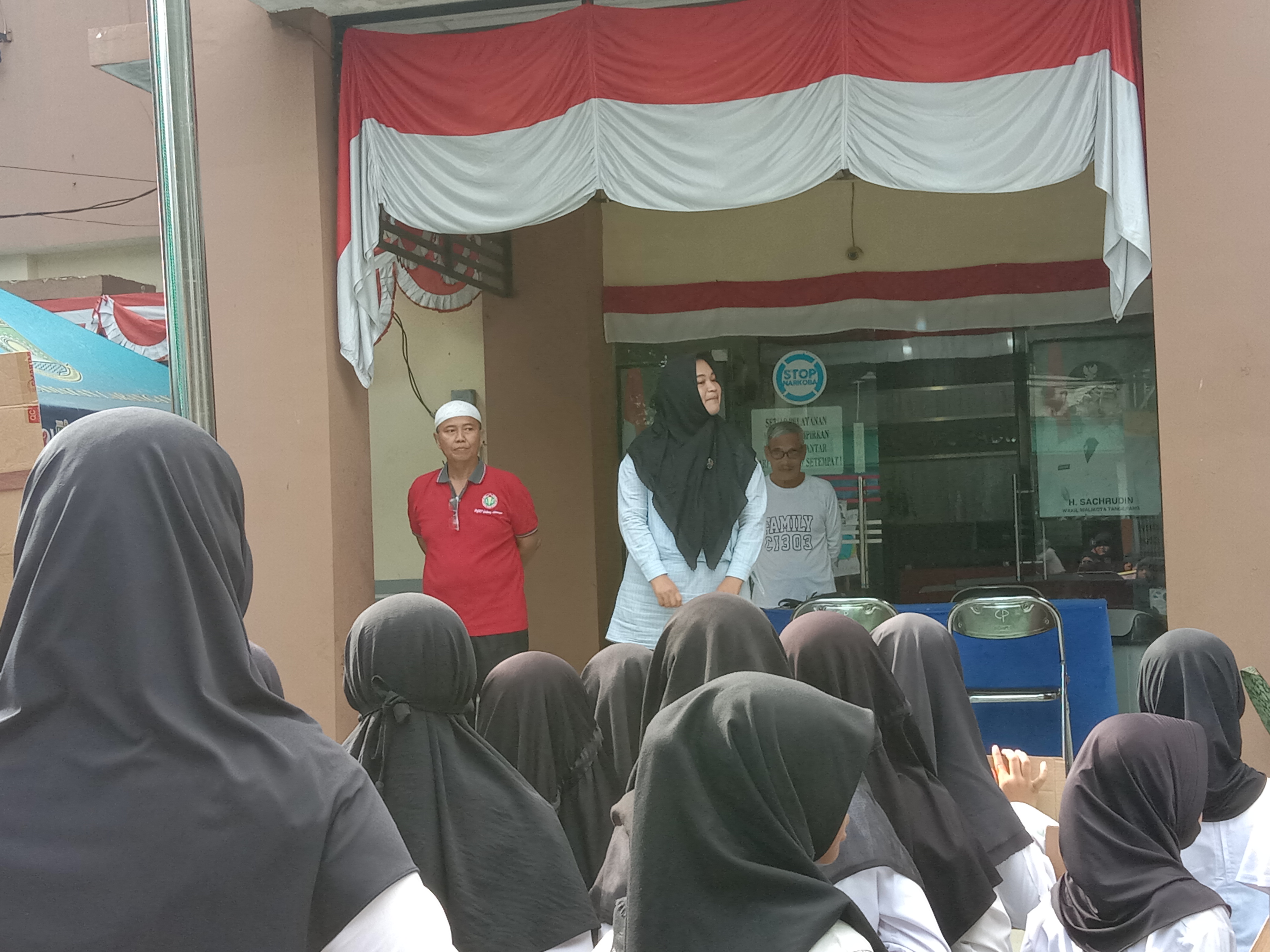 Memberikan arahan kepada siswa SDN Kreo 5 dalam rangka Memperingati Hari Bumi