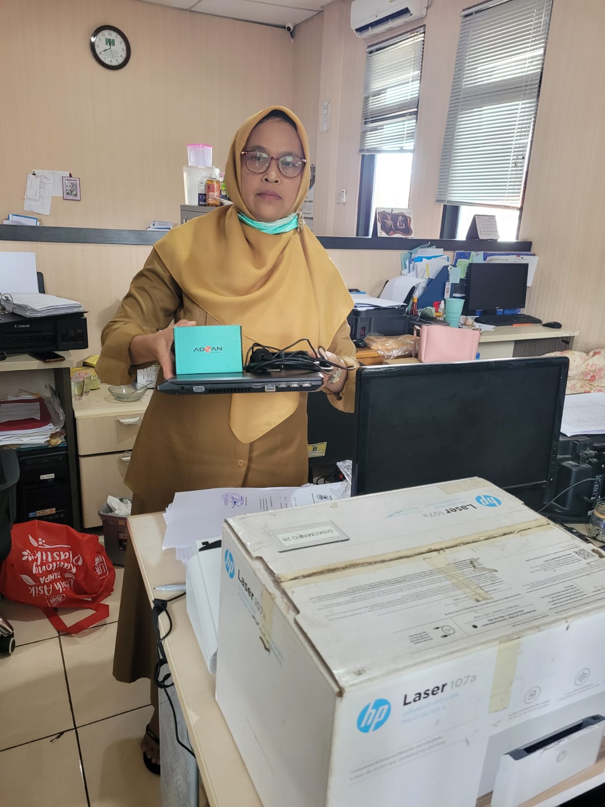 Penyerahan Inventaris Kantor milik Kominfo kepada Bendahara Barang dan Jasa Kecamatan