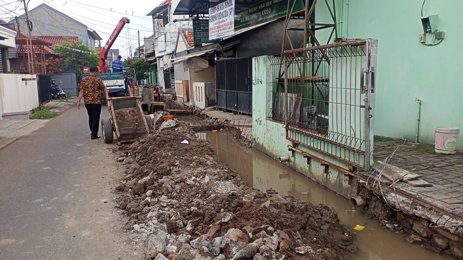 Kec Larangan Giat Monitoring Pengerjaan Saluran Drainase Diwilayah Rw